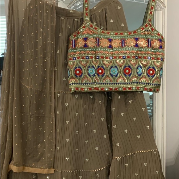 Stylish lenghas in stock - Picture 3 of 5